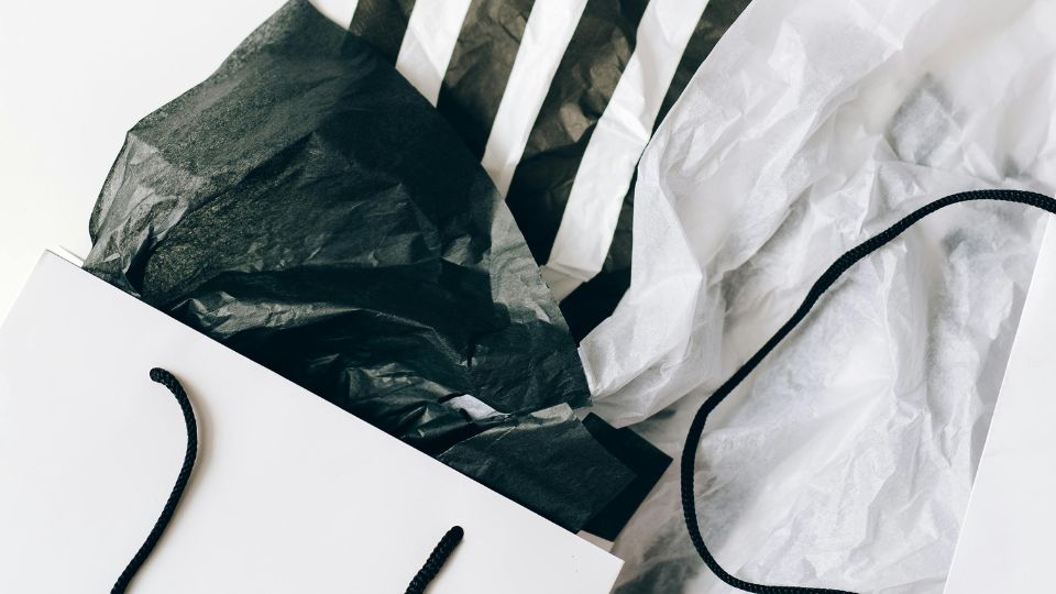 Faire le tri des sacs de courses pendant le ménage de printemps