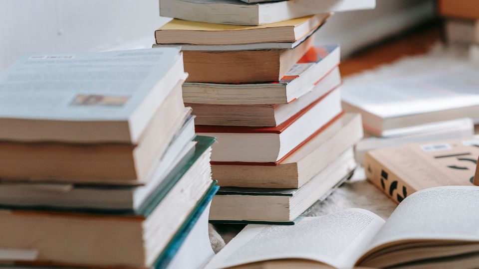 Trier les livres pendant le ménage de printemps