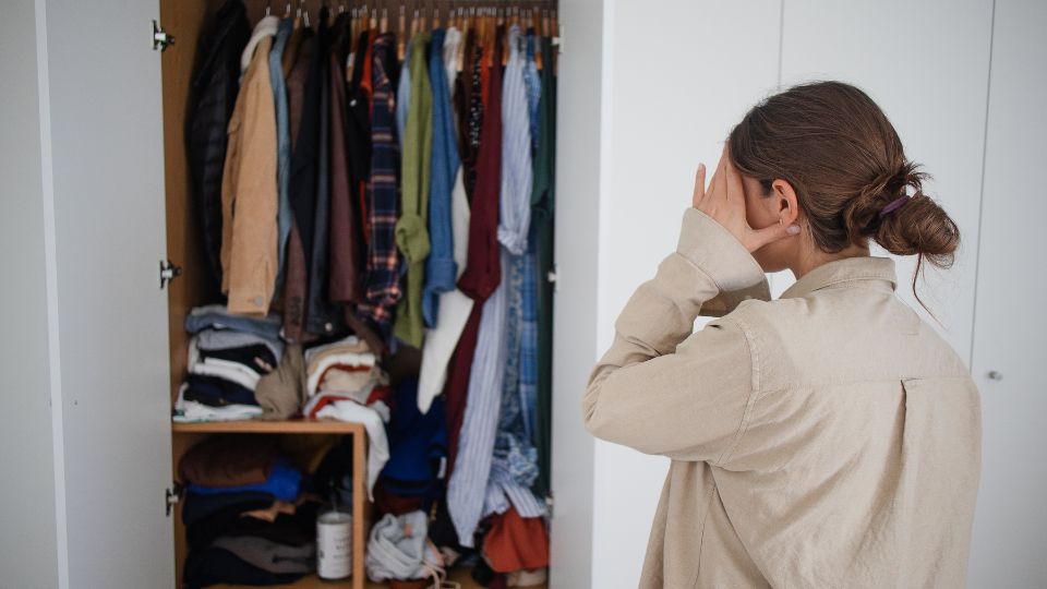 Trier les vêtements pendant le ménage de printemps