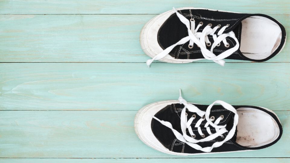 Trier les chaussures pendant le ménage de printemps