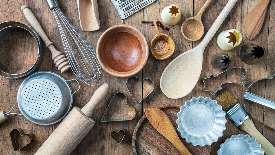 Trier les ustensiles de cuisine pendant le ménage de printemps