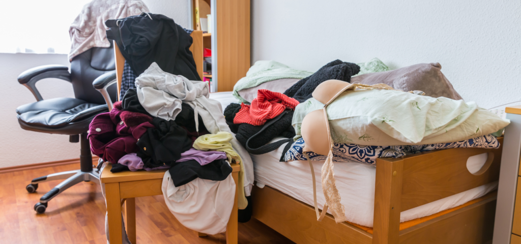 chambre devenue un débarras avec du désordre