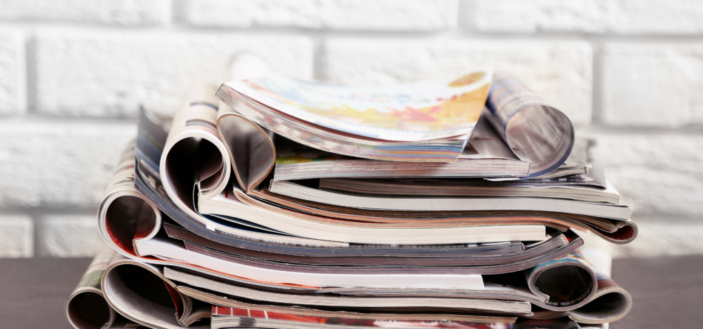 pile de magazines qui encombrent la cuisine